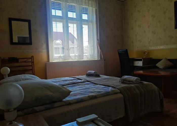 Illes Vendeghaz 3* קסזטלי